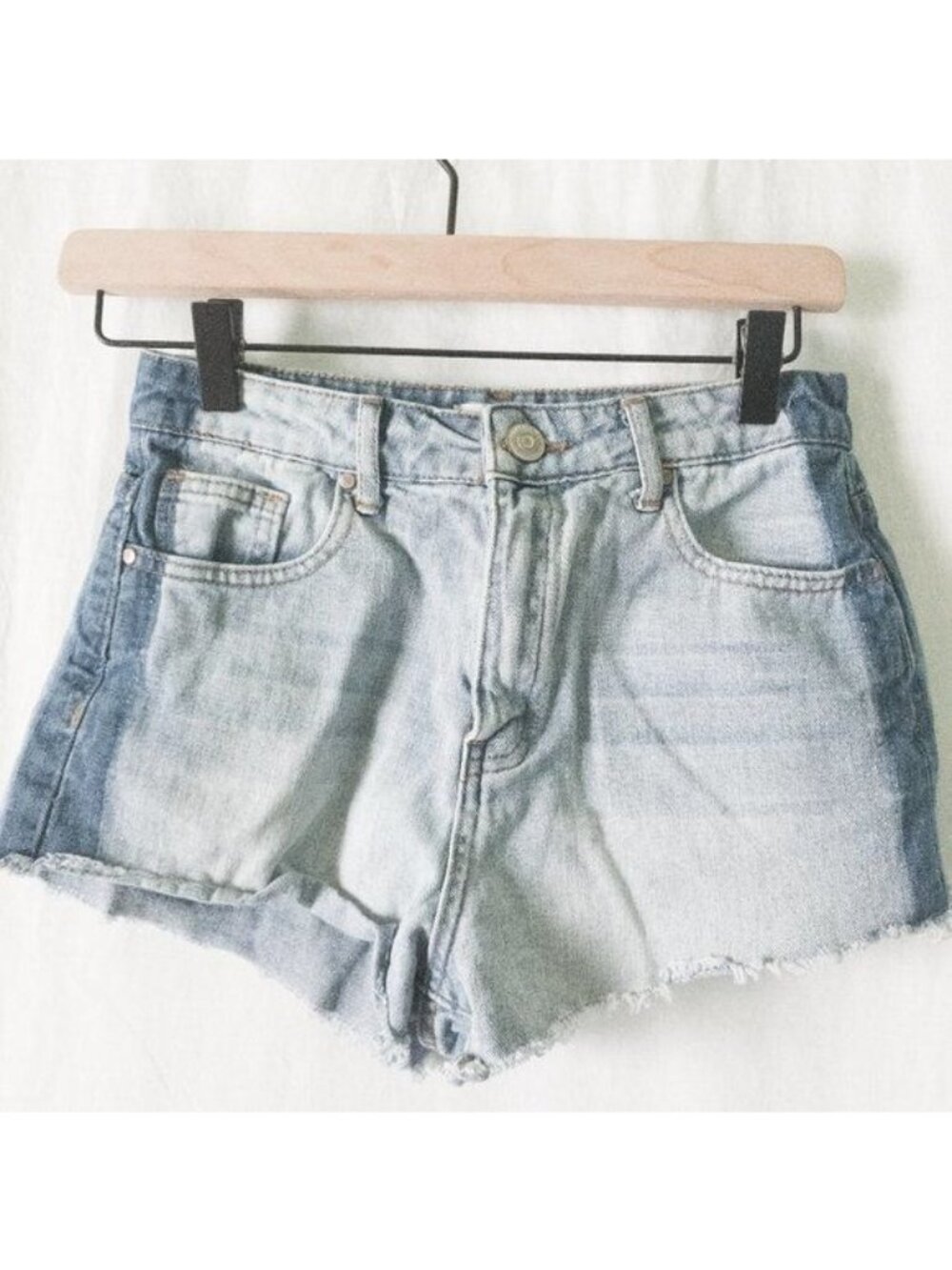 Forever 21 jean shorts womens 25 light-wash blue shorts cut-off two-tone